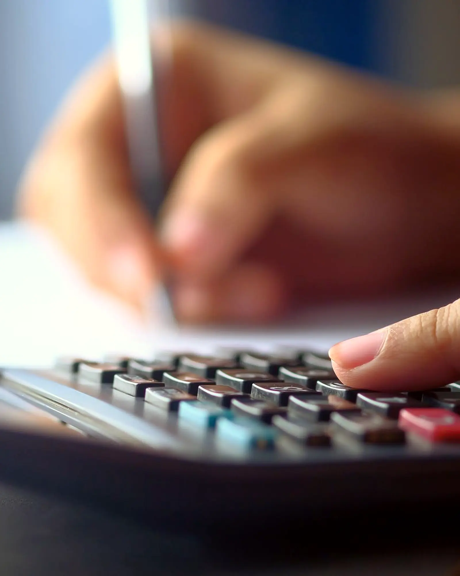 Mãos fazendo contas na calculadora